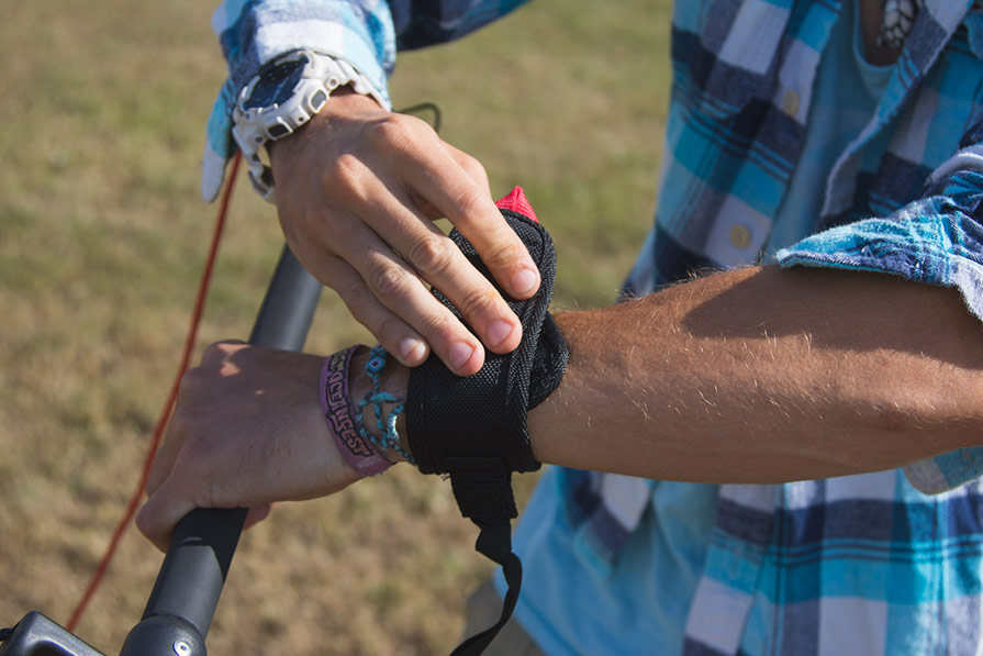 Cross Kites Boarder Bar and Leash Detail