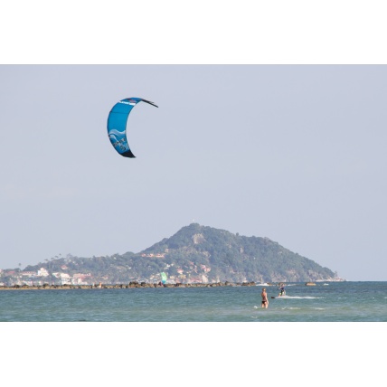 Ozone Zephyr V5 Lightwind Kitesurf Package in use