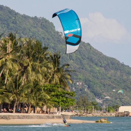 Ozone Zephyr V5 Lightwind Kitesurf Package in use