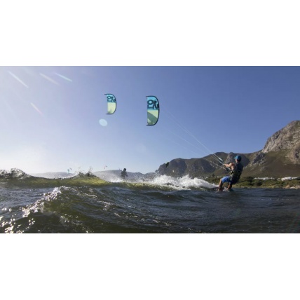 Liquid Force Solo V3 2017 Kitesurfing Kite in use