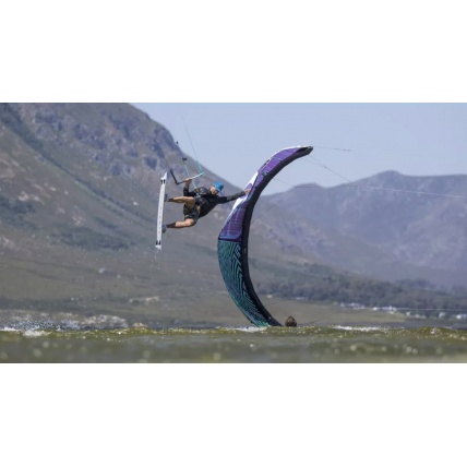 Liquid Force Solo V3 2017 Kitesurfing Kite in use