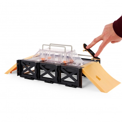Play and Display Sk8 Shop Ramp and Case